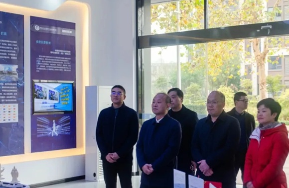 【中科重庆大数据技术应用研究】重庆市沙坪坝区委常委、副区长户邑一行参观走访中科重庆大数据技术应用研究院