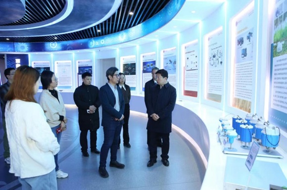 河北省唐山市高新区党工委副书记、管委会主任董学忠一行到中科智汇工场考察调研